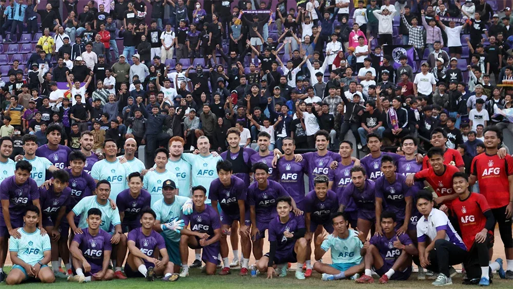 Persik fans dan skuad Persik Kediri/Foto: Ileague
