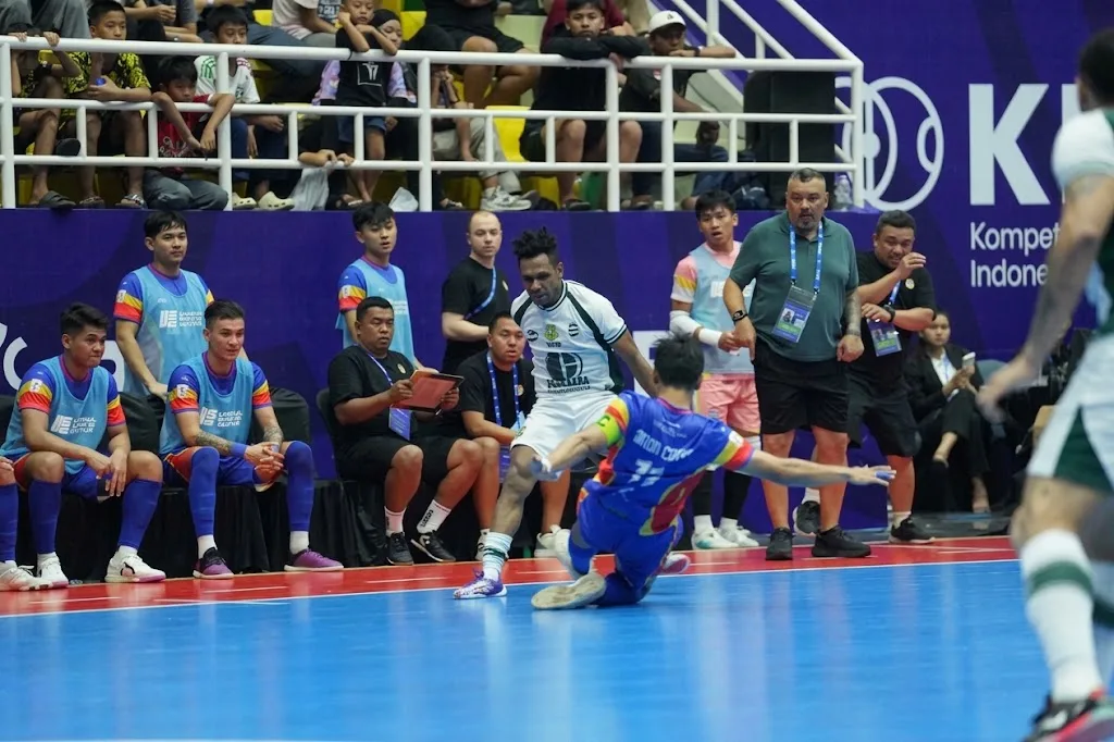 Duel sengit pemain BTS dan Unggul FC pada laga final Super Cup 2026/Foto: Media KFI