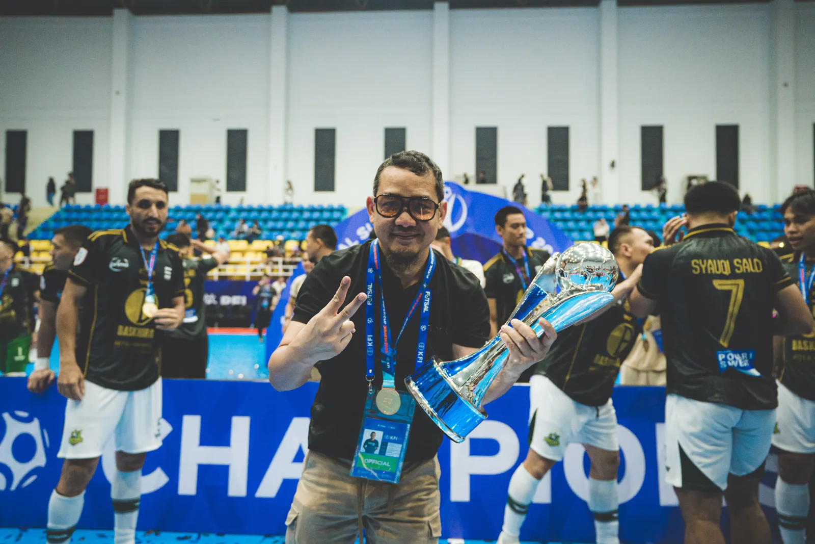 Foto : Dimas Kurniawan mengangkat trofi Super Cup (Ahmad Dino / BTS)