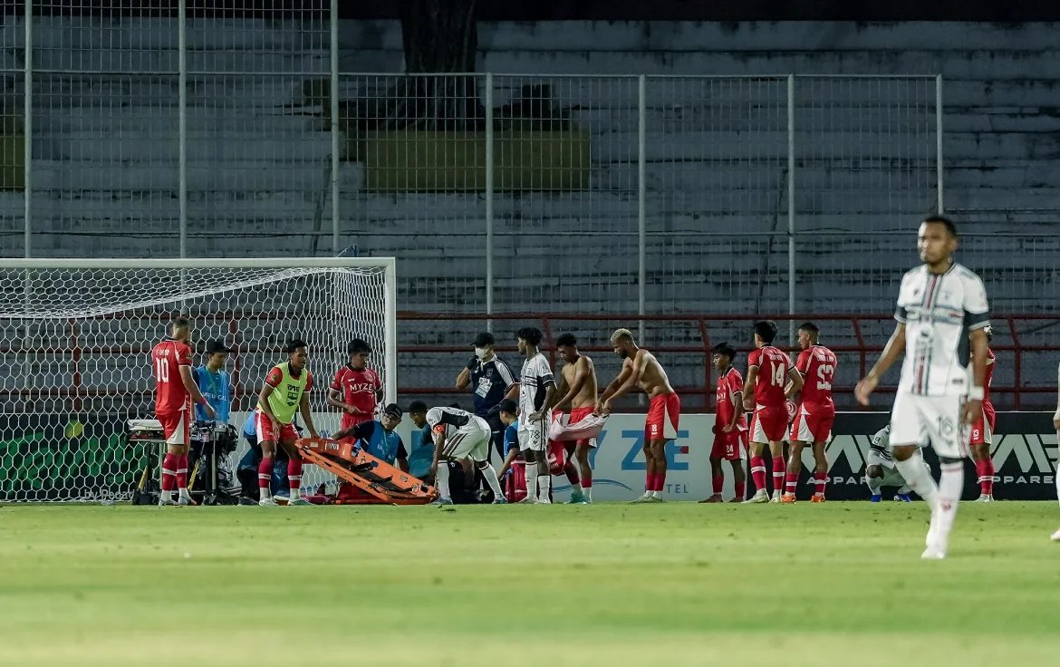 Foto : Tim Medis memberikan pertolongan kepada Dimas Galih / De Red FC