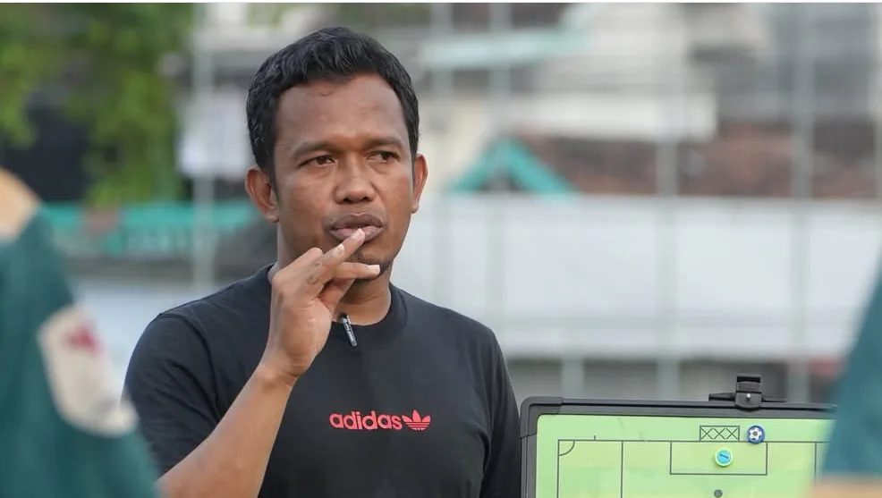 Mohammad Azhar memberikan instruksi kepada pemain / Doc : M Azhar