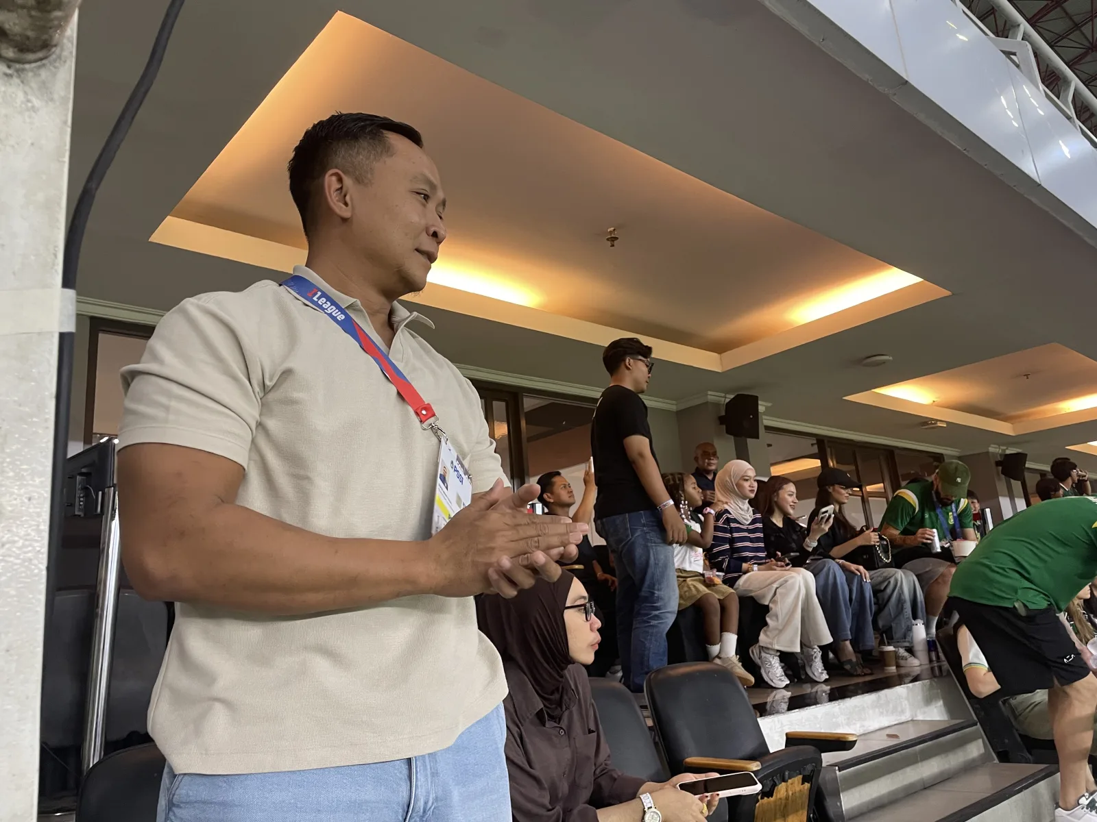 Foto : Sofie Imam Faisal, pelatih fisik Timnas U20 berada di stadion GBT di laga Persebaya vs Persijap