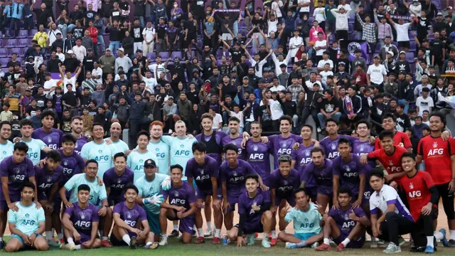 Kobarkan Semangat Jelang Derby Jatim, Ribuan Persik Kediri Fans Padati Latihan